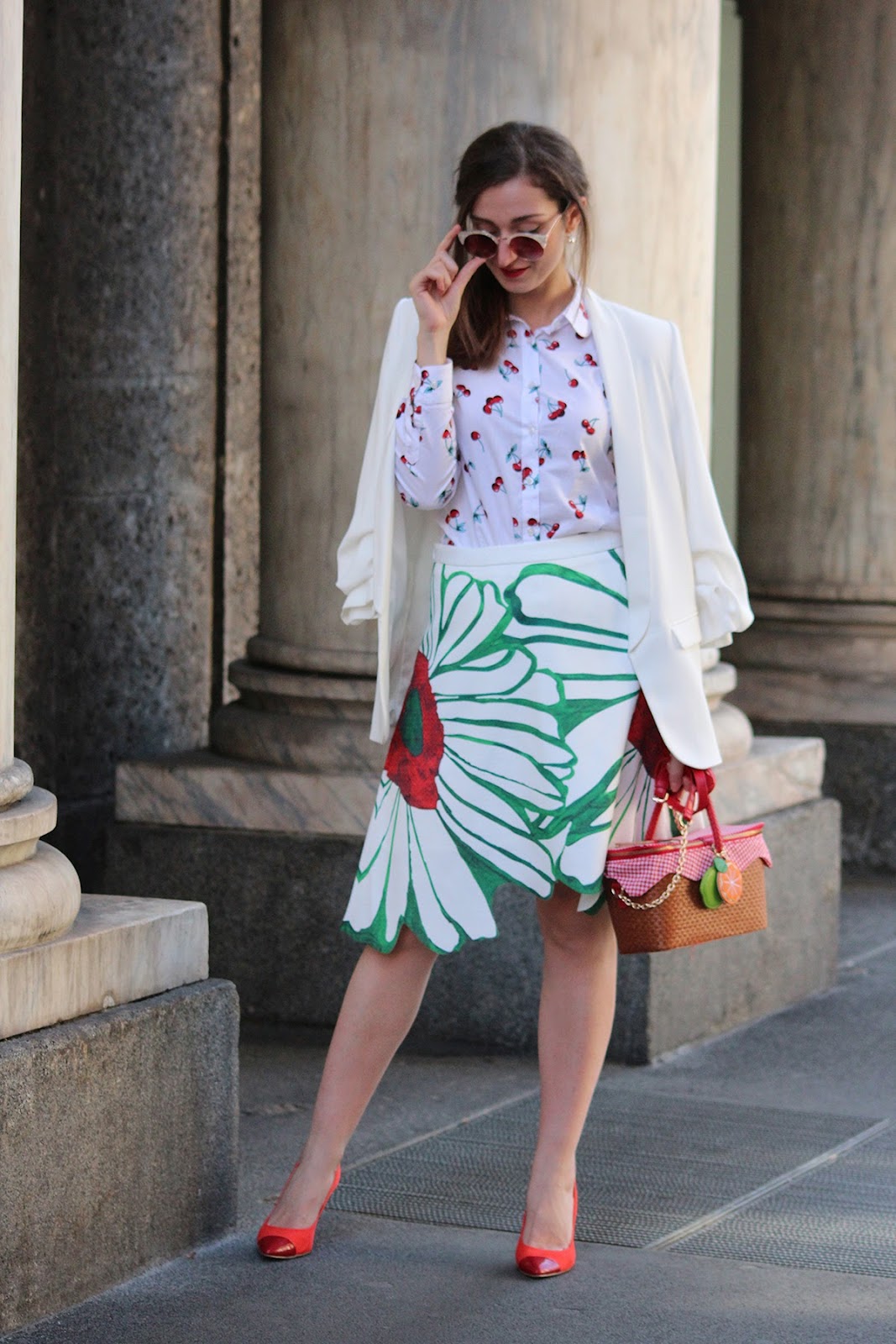 fashion style blogger outfit ootd italian girl italy trend vogue glamour milano fashion week mfw flower skirt accessorize pic nic bag zara blazer red heels hm