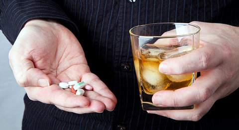 Se puede mezclar alcohol con antibioticos