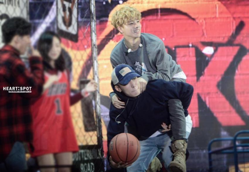 아이콘 무대에서 유독 시선강탈 쩌는 멤버 | 인스티즈