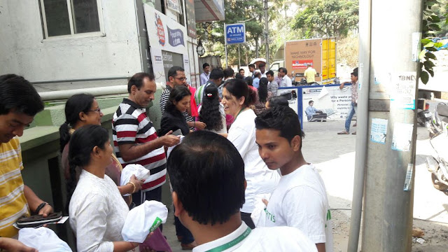 Fortis Charitable Foundation extends a helping hand as Bangalore Queues up for Cash Fortis Charitable Foundation extends a helping hand as Bangalore Queues up for Cash