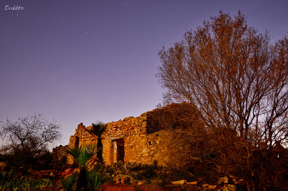 A través de tu cámara Una ruina en la noche.Fotografía nocturna