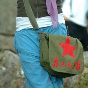 Cameron Diaz y el bolso con eslogan chino que llevaba en Perú.
