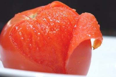 Cáscara de Tomate convertida en Plástico Biodegradable sustituiría los Derivados del Petróleo