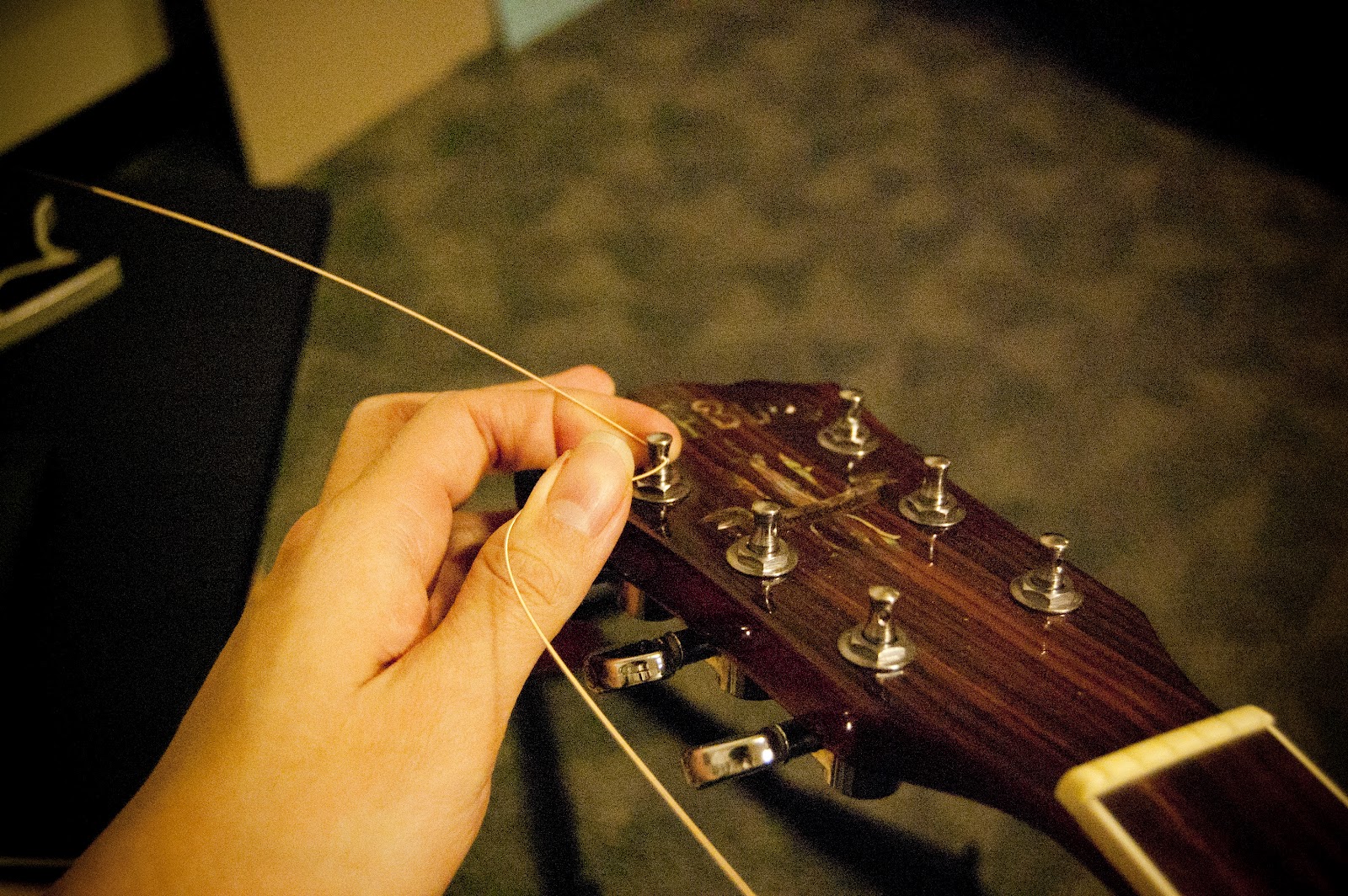Guitart Restring an Acoustic Guitar