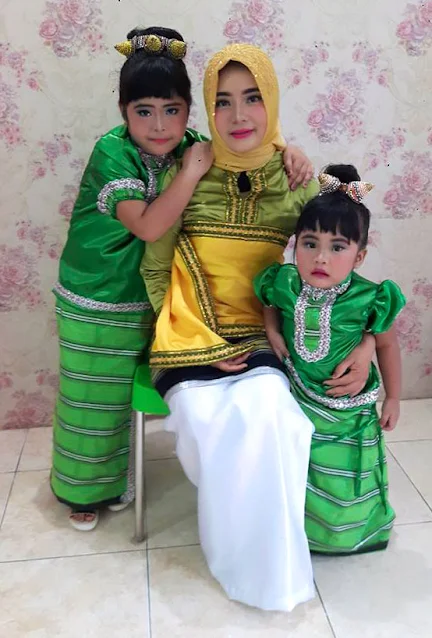 Gambar Pakaian adat ibu dan anak Sulawesi Tenggara