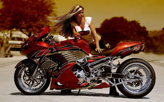Foto met vrouw die poseert bij een rode custom motorfiets