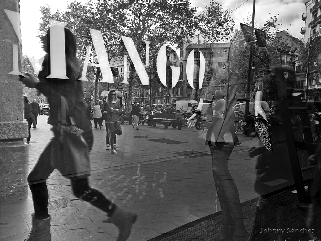 BARCELONA PHOTO "MANIQUÍES " MANGO.PASSEIG DE GRÀCIA.BARCELONA