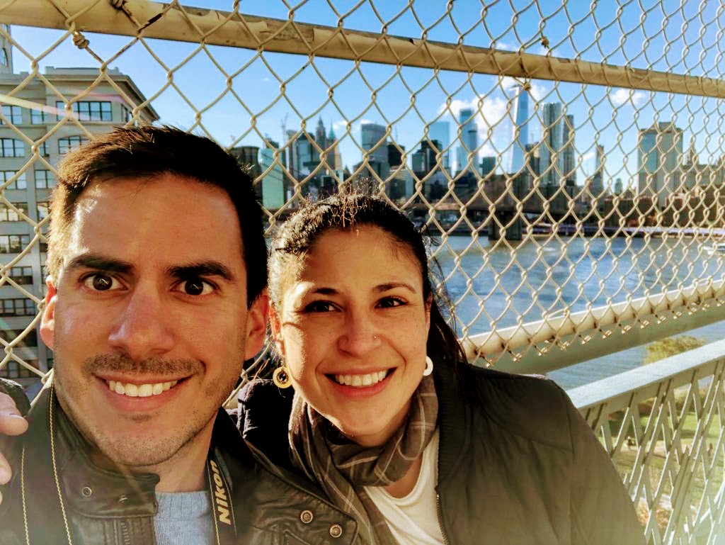 Selfie de Gil y Cin en el Manhattan Bridge con Manhattan de fondo