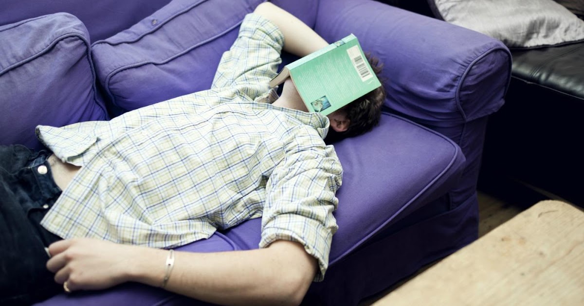 Уснул за книгой персонаж. Falling asleep - heaven's door. Fìcbook fall asleep. Falling asleep. Спит за столом вид сзади.