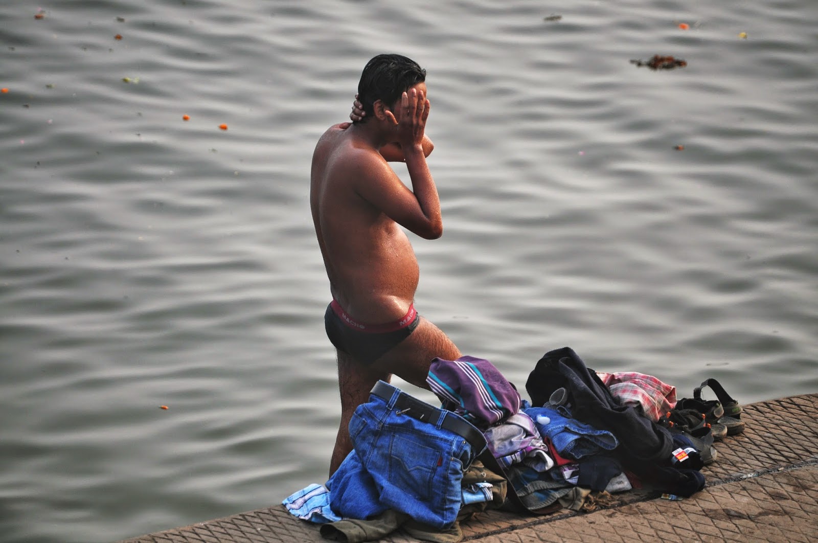 Desi Indian men male langot underwear bulge river bathing dickslip bulging wet ghat picture varanasi banaras
