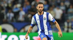 El Betis aprieta por Layún