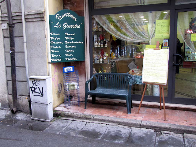 Bench outside Le Ginestre bakery, Pisa