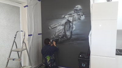 Graffiti artystyczne MAlowanie obrazów na scianach, graffiti artystyczne namalowane w pokoju na ścianie, malowanie żużlowca