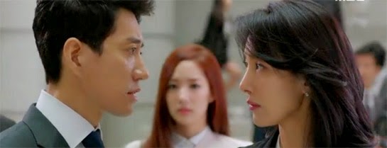 Suk Joo faces off with prosecutor Lee Sun Hee while Ji Yoon looks on.