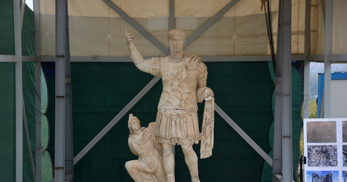 В якутии нашли статую ангела с мечом. Скульптура в лесу. Хасерот статуя. Скульптура ангела в якутии раскопки. Найди статую.