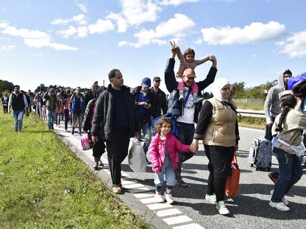 Fluxo de até mil imigrantes chegam à Dinamarca para prosseguir à Suécia