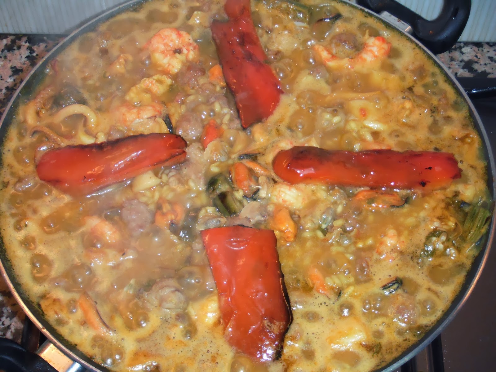 La familia en la cocina Nuestra paella Parellada