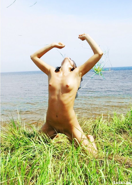 Эротика на www.eroticaxxx.ru Голая брюнетка в траве у озера (18+ эротические фотографии)
