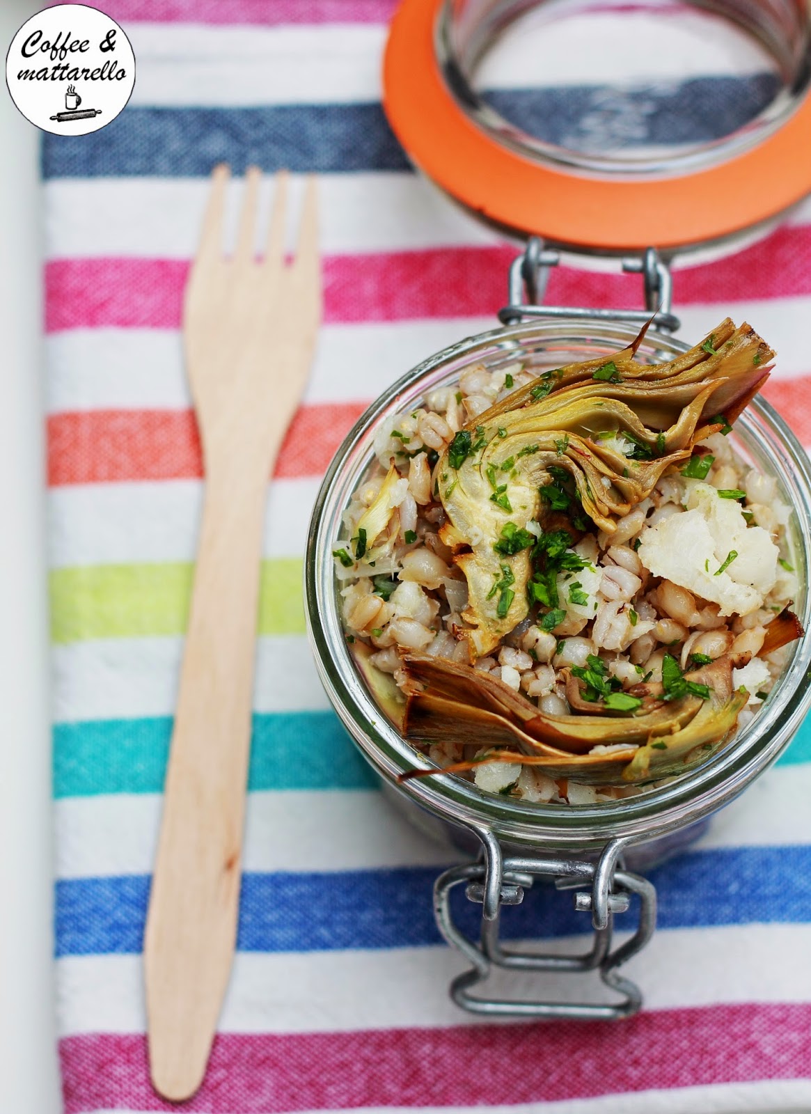  insalata di orzo, merluzzo e carciofi profumata al prezzemolo