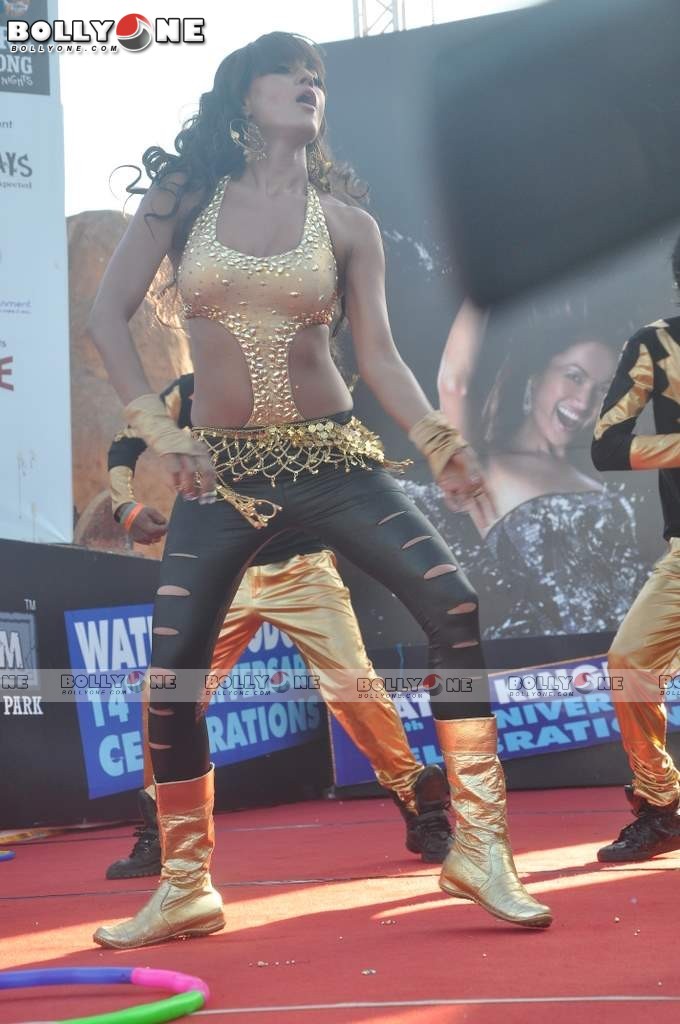 Veena Mallik Water Kingdom 8 - (8) -  Veena Malik Hot Dance Pics at Water Kingdom