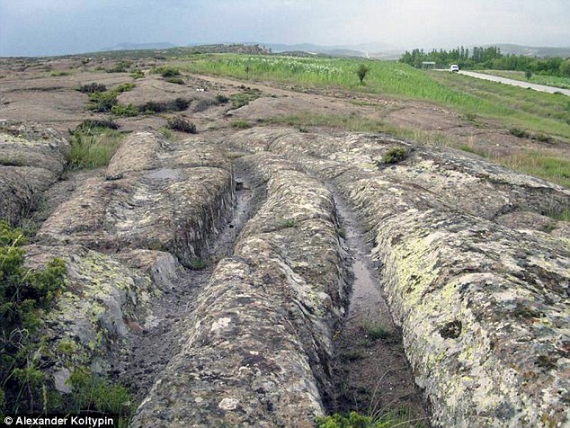 Hallan huellas de vehículos gigantescos de «12 millones de años de antigüedad»