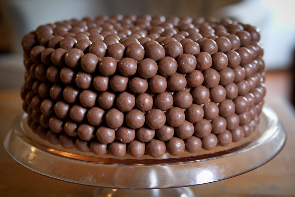 Украсить торт шариками. Украшение торта шариками. Украшение торта шоколадными шариками. Торт с шоколадными шарами. Торт украшенный шоколадными шариками.