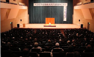 講演会講師・三遊亭楽春の笑いは健康の良薬講演会の風景。