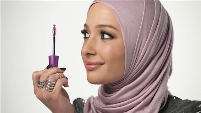 Model Cantik Berhijab Ini Tidak Takut Donald Trump