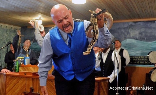 Pastor predica con serpientes en iglesia