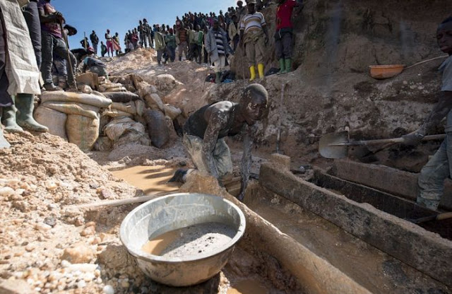 Lihatlah Derita Para Penambang Ini yang Bertaruh Nyawa Demi Dapatkan Bahan Baku Ponsel Lihatlah Derita Para Penambang Ini yang Bertaruh Nyawa Demi Dapatkan Bahan Baku Ponsel