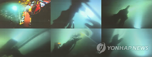 Imágenes de los submarinistas trabajando en el rescate de los desaparecidos del ferri Sewol