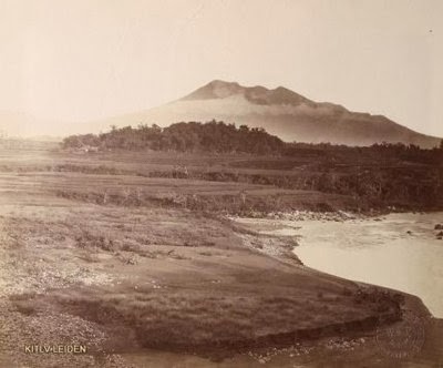Gunung Galunggung tahun 1880 dari arah Singaparna. Sumber : Situs Pemkot Tasikmalaya.