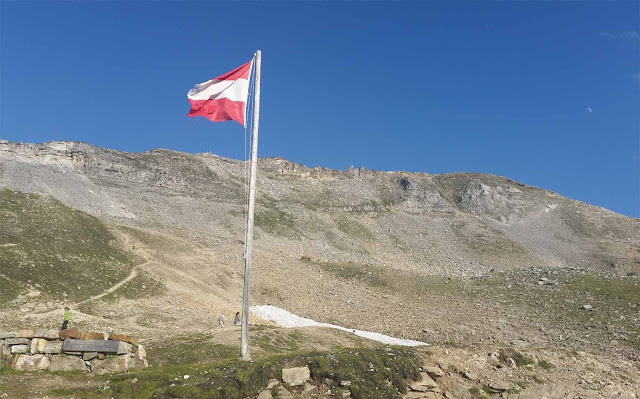 Keltenstätte am Hochtor mit Österreich Fahne, helles Geröll, Trampelpfad