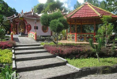 Keindahan Taman di kompleks Vihara Buddhayana Tomohon - Sulawesi Utara