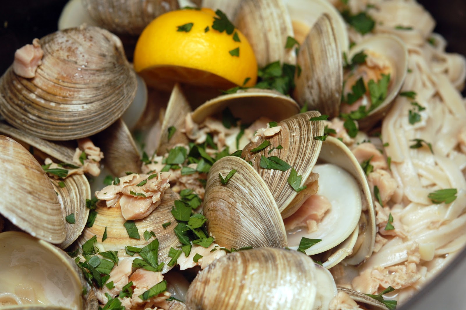LINGUINI WITH CLAM SAUCE & LITTLENECK CLAMS Hugs and Cookies XOXO