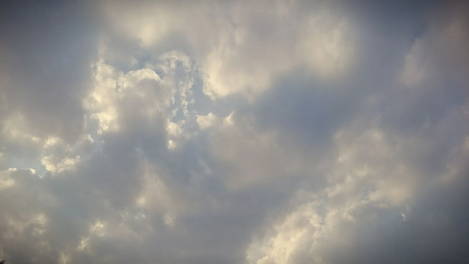雲間に煌めき