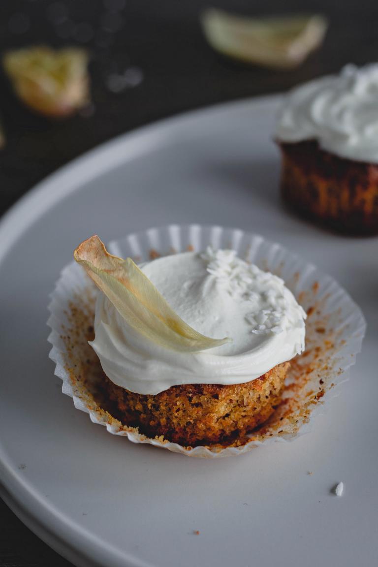 Frühlingsgebäck: saftige Karotten-Cupcakes mit Kokos-Topping - Julia Bakes!