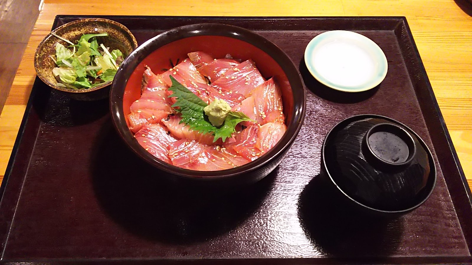 新宿三丁目 浜の漁師居酒屋 こちら 特 漁業部 ぶり丼定食 新宿あたりのランチのブログ