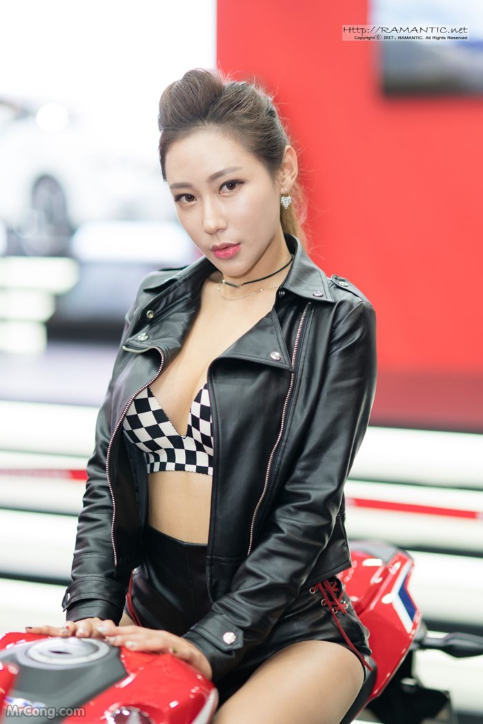 Kim Tae Hee&#39;s beauty at the Seoul Motor Show 2017 (230 photos) photo 10-14
