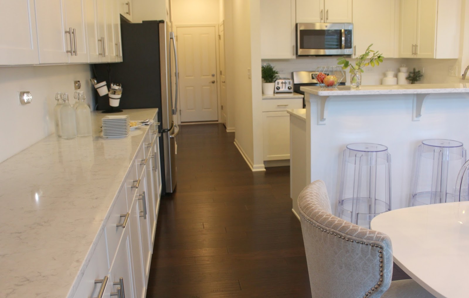 A white kitchen with Viatera Minuet quartz countertop. #viatera #quartzcountertop #minuet #kitchendesign