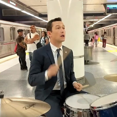 Video：おい、自分は歌手だ、ミュージシャンだ、ダンサーだというパフォーマーたち、平凡な日常の場面をスペクタクルに変える ! ! という、俺の挑戦を受けやがれ ! ! と地下鉄で突然、ドラムを叩いて魅せたジョー・ゴードン＝レヴィット ! !