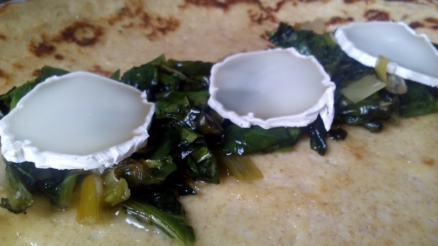 Preparando los crepes salados rellenos de espinacas, ajetes y queso de cabra.