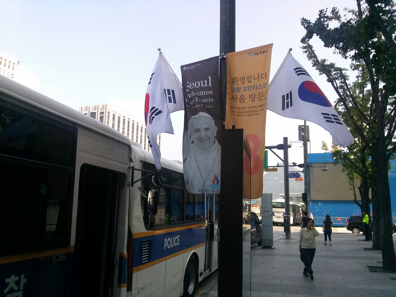 Banderas coreanas y carteles del papa Francisco en Gwanghwamun de Seúl