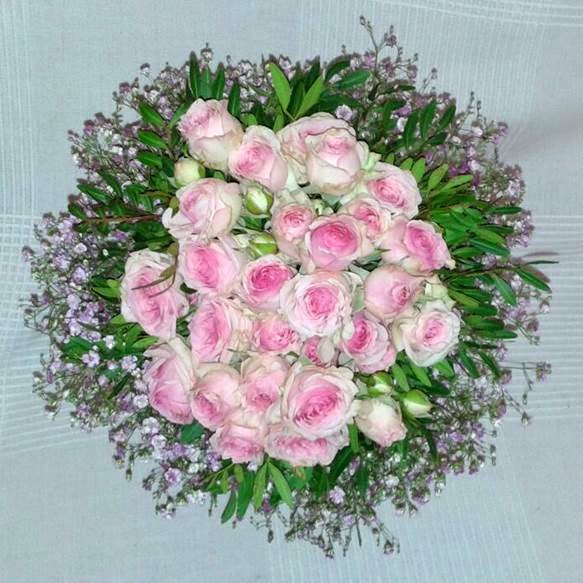 ramo de novia con rosas de pitiminí, verde y paniculata de base