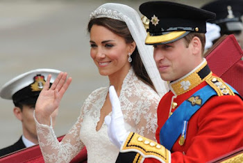 saludan. ya marido y mujer William y Kate se encaminan al Palacio Real