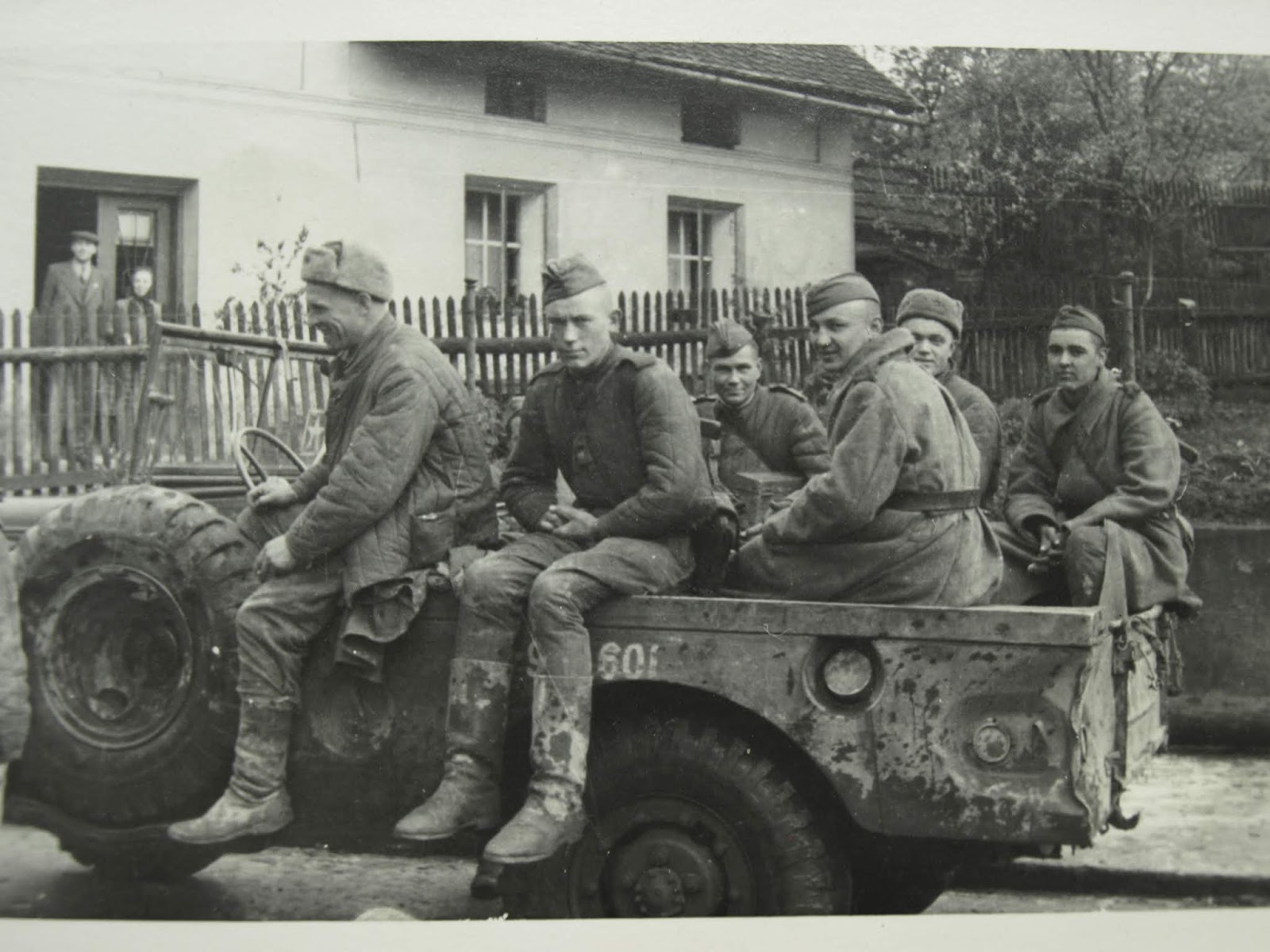 Красноармейцы в Пршиборе. Май 1945 года