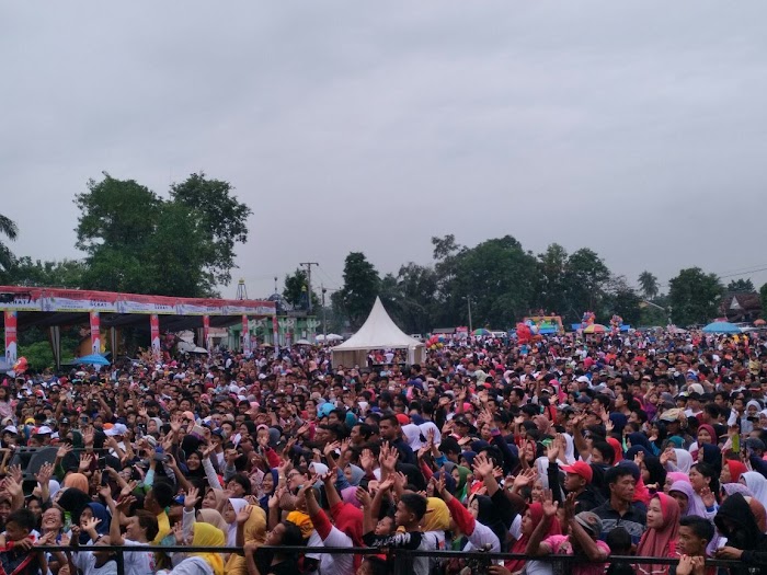 Stadion Sakung Kota Bumi Dipenuhi Puluhan Ribu Masyarakat Ikuti Jalan Sehat