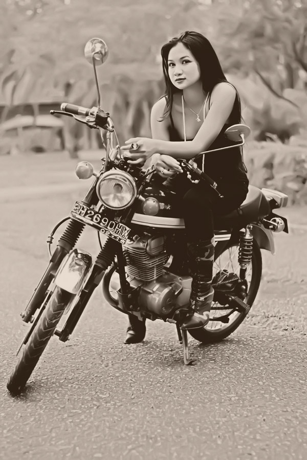 karyaku [ fascal photowork ]: konsep model dengan motor jadul