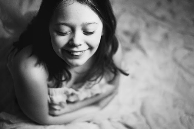 Natural light black and white portrait image of a girl captured with the fujifilm xt1 and Fujinon 35mm by Willie Kers
