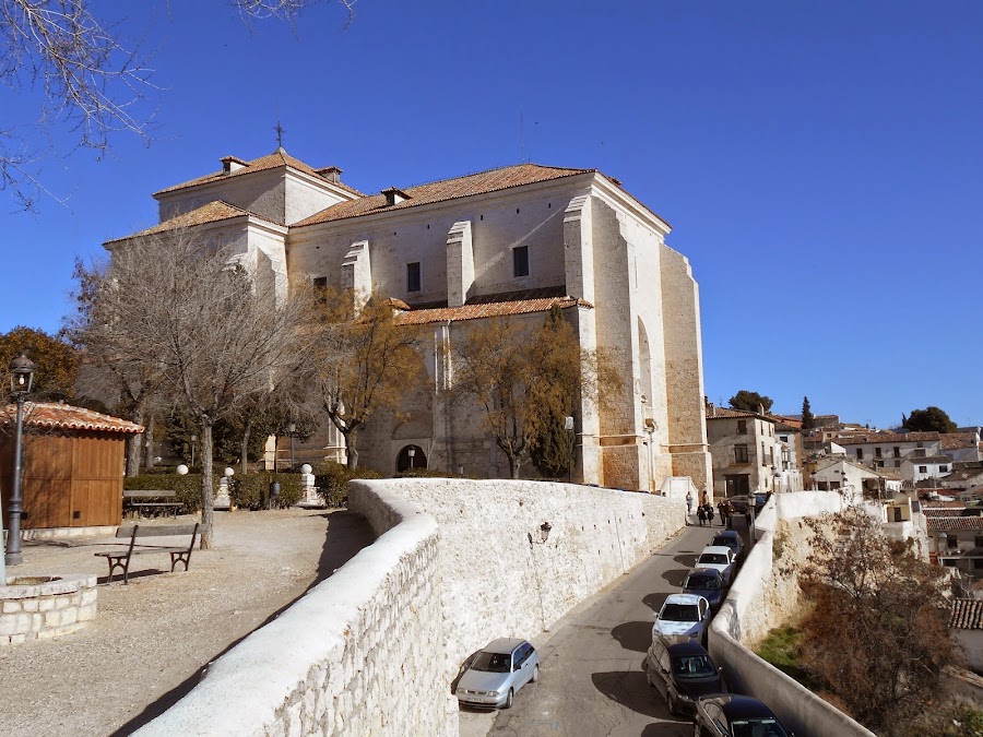 Iglesia de Nuestra Señora de la Asunción, en lo alto de la Plaza Mayor.